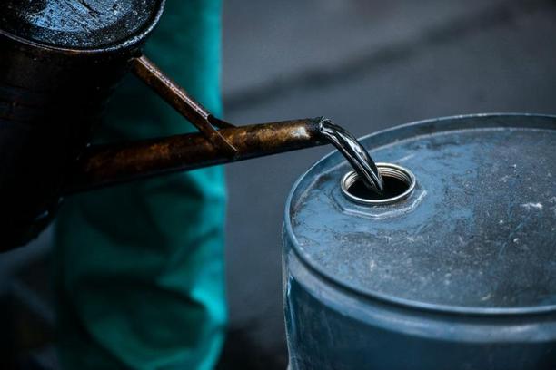 Cijena nafte nastavlja da pada zbog problema na berzi