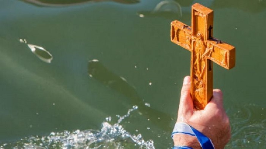 Bog se javi! Danas je Bogojavljenje: Evo šta u našem narodu simbolizuje bacanje bosiljka i krsta u rijeku
