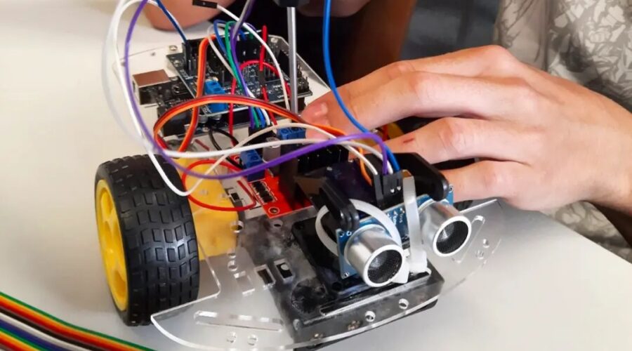 Samoupravljivi električni automobil kao rezultat škole elektronike “DUINO” (FOTO)