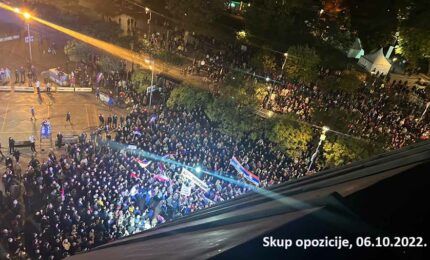 Borenovićev način brojanja, kaže da je na Trgu 30.000 ljudi – evo kako zaista izgleda tolika grupa