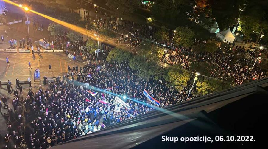 Borenovićev način brojanja, kaže da je na Trgu 30.000 ljudi – evo kako zaista izgleda tolika grupa