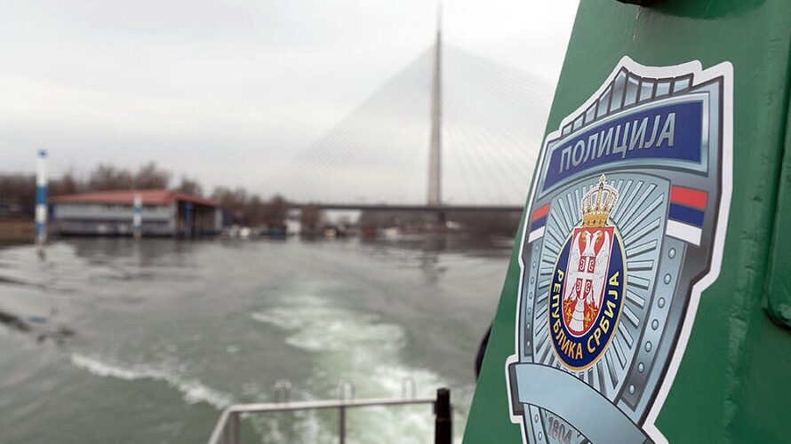 Drama na Dunavu u Beogradu: Čamac se prevrnuo na Adi huji, 3 muškarca nestala u talasima, samo jedan uspeo da se spase