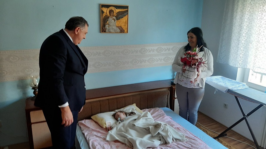 Foča: Badnjari dobili novi krov nad glavom, čestitke i pokloni od Dodika