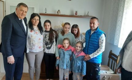 Foča: Badnjari dobili novi krov nad gklavom, čestitke i pokloni od Dodika
