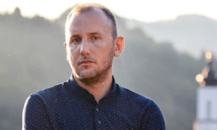 Kojić: Skrnavljenje trobojke smišljen napad radikalnih organizacija Kojić: Skrnavljenje trobojke smišljen napad radikalnih organizacija