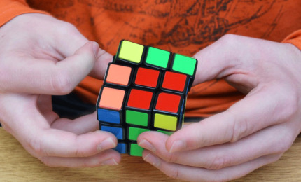 Oboren svjetski rekord u slaganju Rubikove kocke – za 3,13 sekunde (VIDEO)