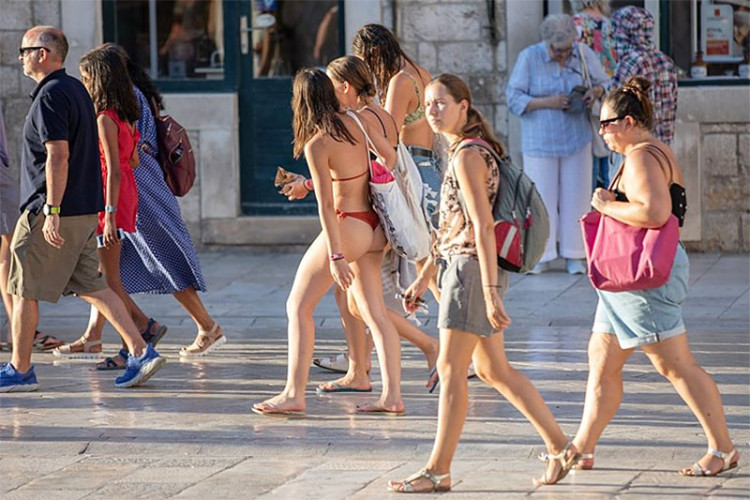 Pljušte kazne zbog oskudnih kupaćih kostima, kod komšija sežu do 600 evra