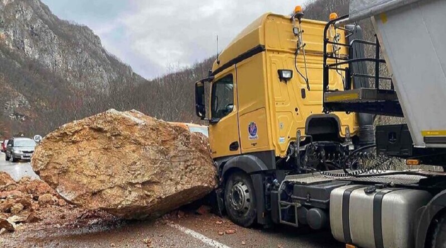 У мјесту Тухаљи стијена пала на камион, возач чудом остао жив