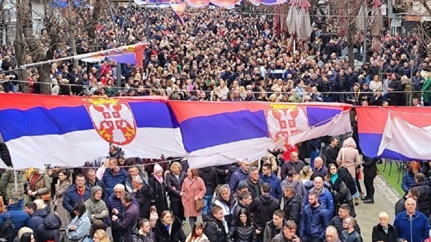 Veliki protestni skup Srba na KiM: Intonirana srpska himna,vijore se trobojke (VIDEO)