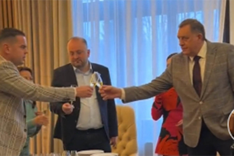Pogledajte kako su saradnici Dodiku čestitali rođendan (VIDEO) 