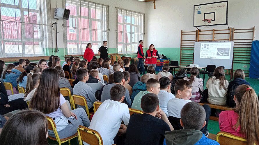 Osnovci u Sokocu upoznati o ulozi i značaju Crvenog krsta, a srednjoškolci i o etici
