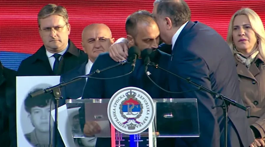 Еmotivna scena na mitingu: Dodik zagrlio Vučetića tokom govora!