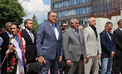 Zvaničnici Srpske, predstavnici grada i boračkih organizacija u obilasku centralnog spomenika