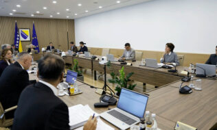 Savjet ministara: Osnovica za platu i regres za narednu godinu 785,50 KM Savjet ministara: Osnovica za platu i regres za narednu godinu 785,50 KM