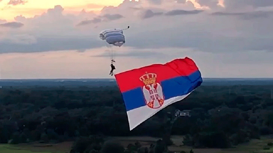 Srpska zastava na nebu iznad Floride (VIDEO)