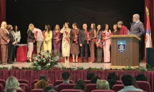 Medicinski fakultet u Foči promovisao prvu generaciju doktora medicine koji su studirali na engleskom jeziku Medicinski fakultet u Foči promovisao prvu generaciju doktora medicine koji su studirali na engleskom jeziku