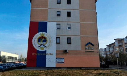 Teške uvrede srpskom narodu: Na srpskoj trobojci u Istočnom Sarajevu ispisano “genocidaši” (FOTO)