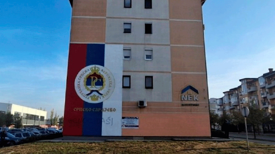Teške uvrede srpskom narodu: Na srpskoj trobojci u Istočnom Sarajevu ispisano “genocidaši” (FOTO)