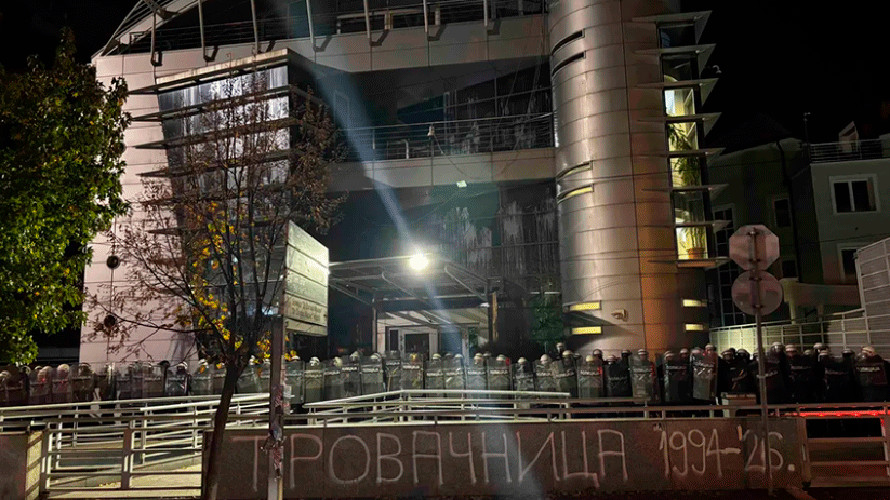 Policija spriječila grupu ljudi da uđu u zgradu TV Pinka