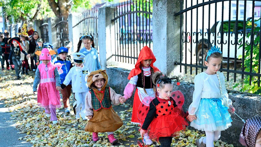 Mališani na maskenbalu uljepšali sunčan dan u Trnovu (FOTO)