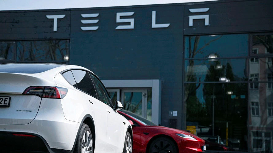 Kompanija Tesla predstavila automobil koji leti – ubrzava od nula do 100 na sat za manje od sekunde (VIDEO)