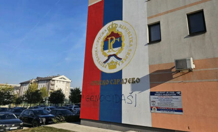 Na slobodi Sarajlija koji je uhapšen zbog uvredljivog natpisa na muralu srpske trobojke