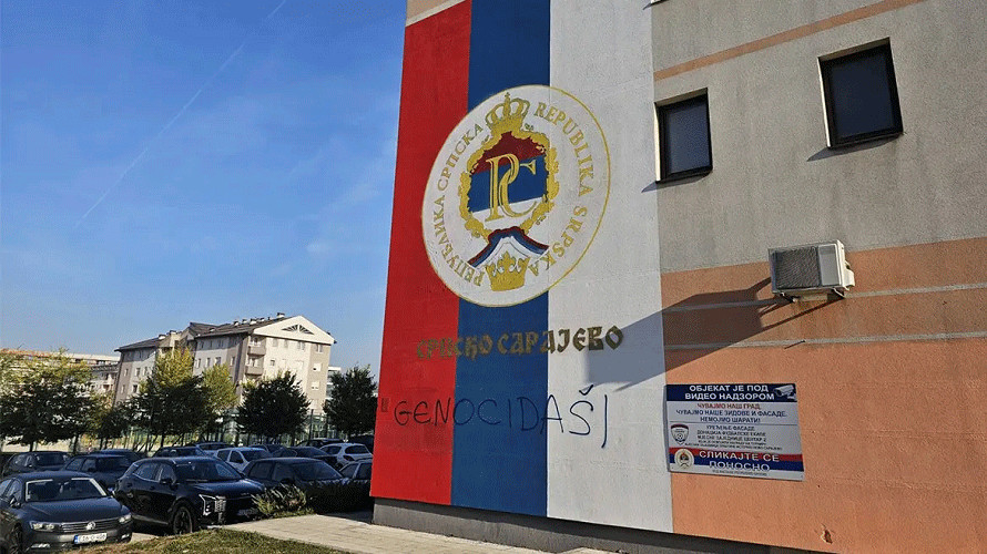 Na slobodi Sarajlija koji je uhapšen zbog uvredljivog natpisa na muralu srpske trobojke