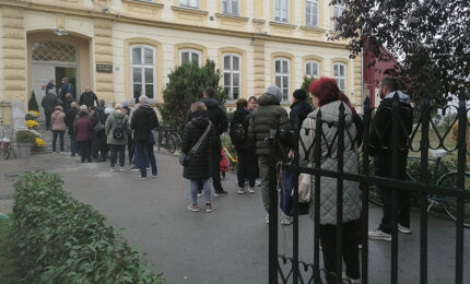 Velika izlaznost na izborima u Srbiji: Do 11 časova glasalo 27,3 odsto birača Velika izlaznost na izborima u Srbiji: Do 11 časova glasalo 27,3 odsto birača